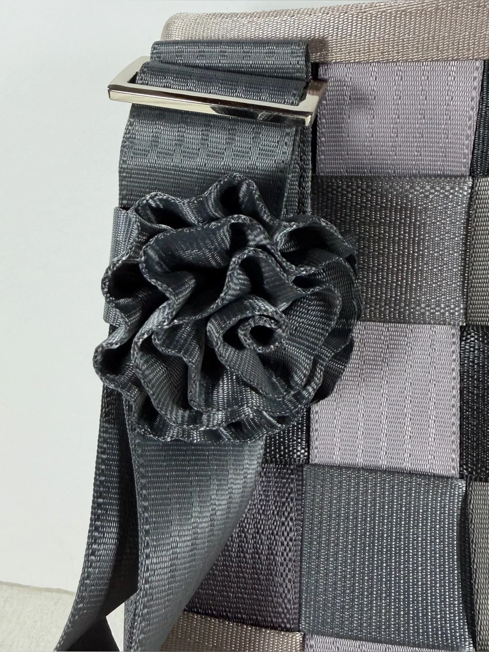 Harveys Original Seatbelt Purse Crossbody Bag Black Gray Tan Silver W/Rosette